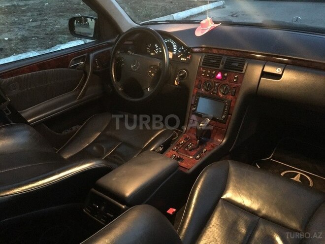Mercedes E 220 2001, 317,000 km - 2.2 l - Bakı