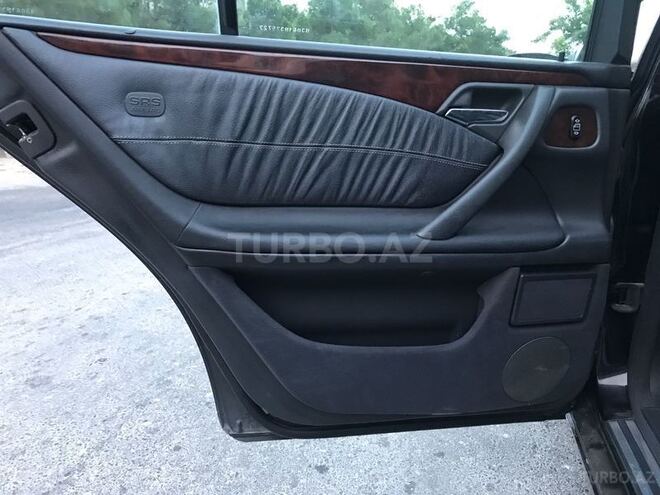 Mercedes E 220 2001, 328,000 km - 2.3 l - Liman