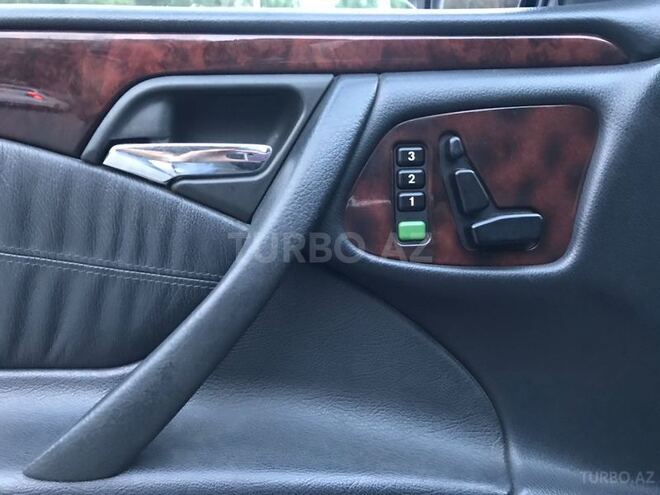 Mercedes E 220 2001, 328,000 km - 2.3 l - Liman
