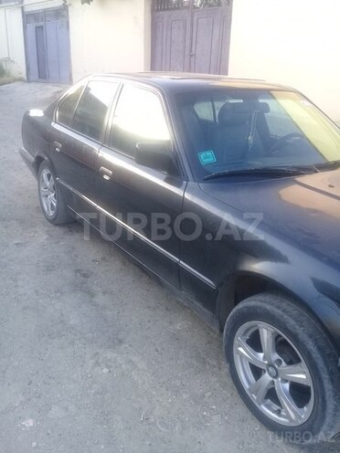BMW 518 1993, 300,000 km - 1.8 л - Qax