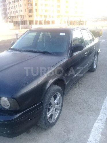 BMW 518 1993, 300,000 km - 1.8 л - Qax