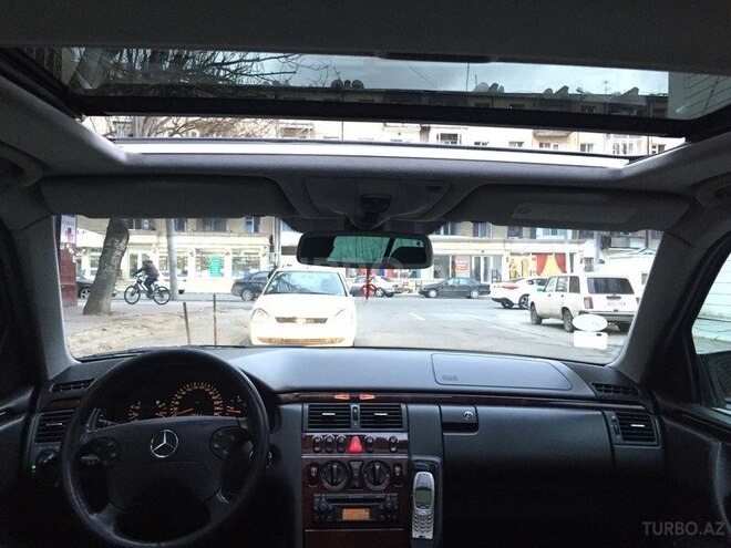 Mercedes E 220 2001, 290,000 km - 2.2 l - Bakı