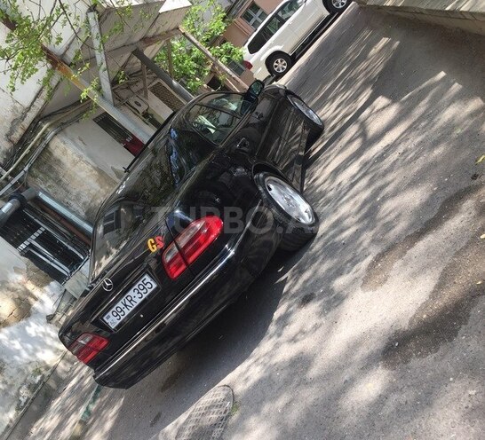 Mercedes E 220 2001, 290,000 km - 2.2 l - Bakı