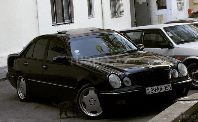 Mercedes E 220 2001, 290,000 km - 2.2 l - Bakı