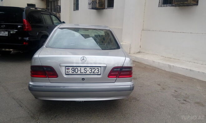 Mercedes E 220 2000, 285,000 km - 2.2 l - Bakı