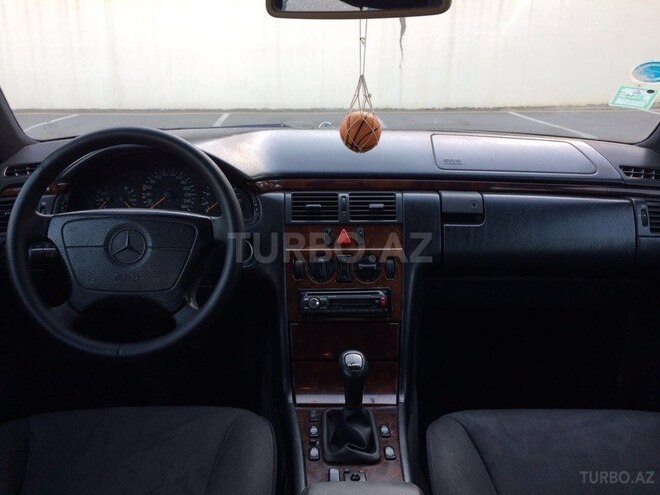Mercedes E 240 1997, 329,000 km - 2.4 l - Sumqayıt