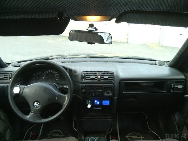 Opel Vectra 1993, 2,970,000 km - 1.6 l - Zaqatala