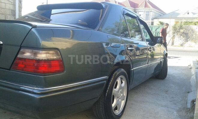 Mercedes E 220 1994, 235,000 km - 2.2 l - Bakı