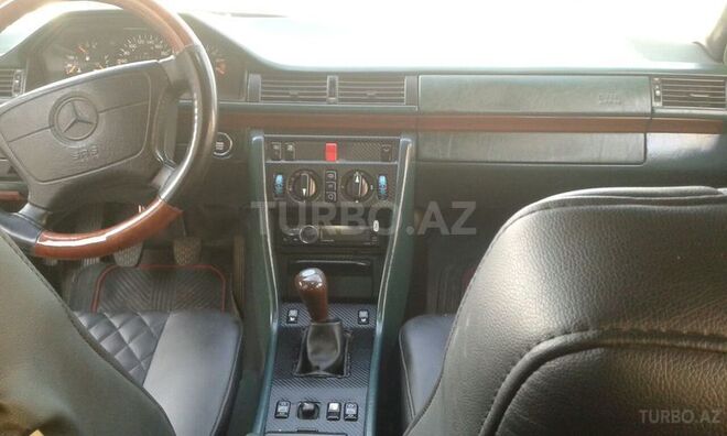 Mercedes E 220 1994, 235,000 km - 2.2 l - Bakı