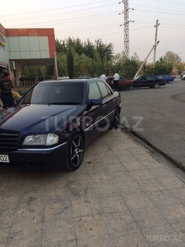 Mercedes E 220 1999, 235,279 km - 0.2 л - Yevlax