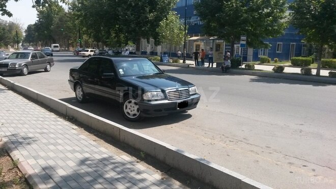 Mercedes C 240 2000, 184,000 km - 2.4 л - Naftalan