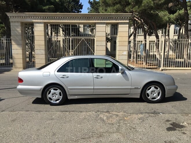 Mercedes E 220 2000, 268,642 km - 2.2 l - Bakı