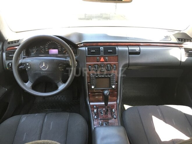Mercedes E 220 2000, 268,642 km - 2.2 l - Bakı