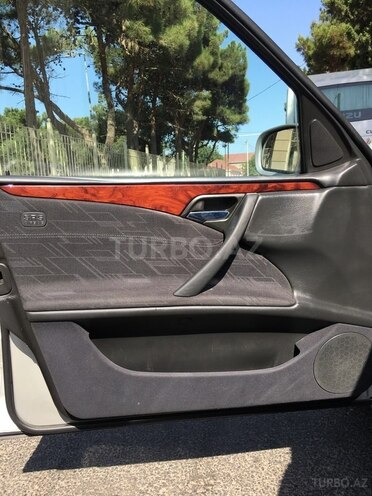 Mercedes E 220 2000, 268,642 km - 2.2 l - Bakı