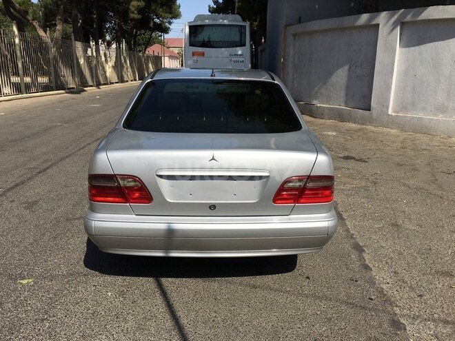 Mercedes E 220 2000, 268,642 km - 2.2 l - Bakı