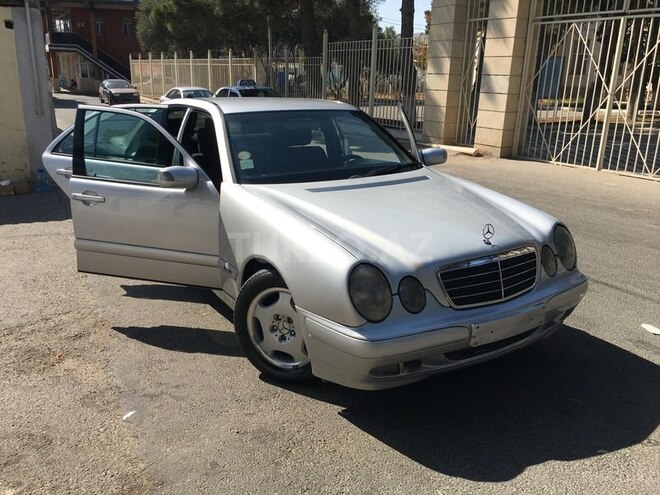 Mercedes E 220 2000, 268,642 km - 2.2 l - Bakı