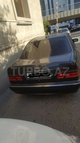 Mercedes E 240 2001, 195,000 km - 2.6 l - Bakı