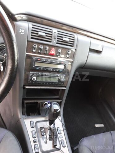 Mercedes E 270 2001, 267,200 km - 2.7 l - Bakı