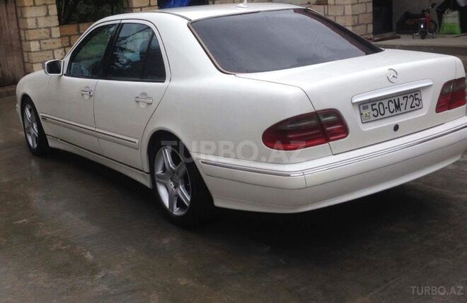Mercedes E 220 2000, 318,000 km - 2.2 l - Quba