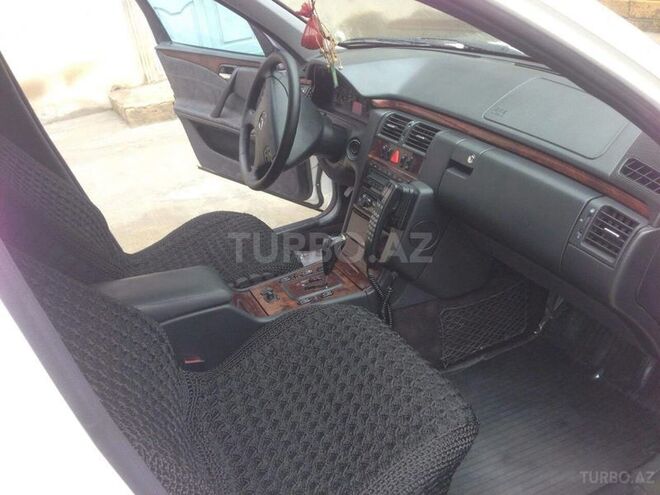 Mercedes E 220 2000, 318,000 km - 2.2 l - Quba