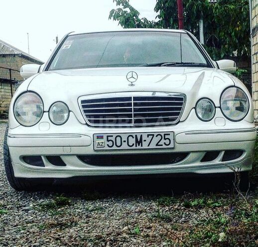 Mercedes E 220 2000, 318,000 km - 2.2 l - Quba