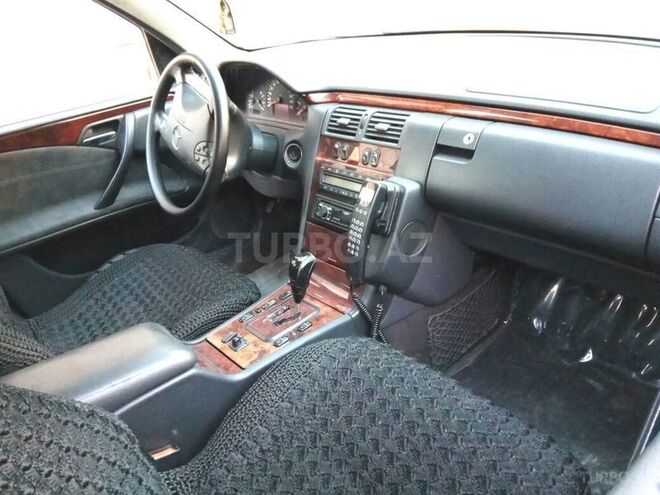 Mercedes E 220 2000, 318,000 km - 2.2 l - Quba