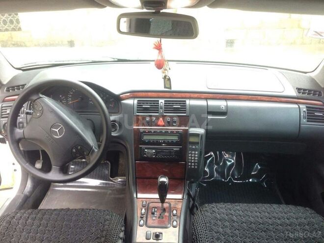 Mercedes E 220 2000, 318,000 km - 2.2 l - Quba