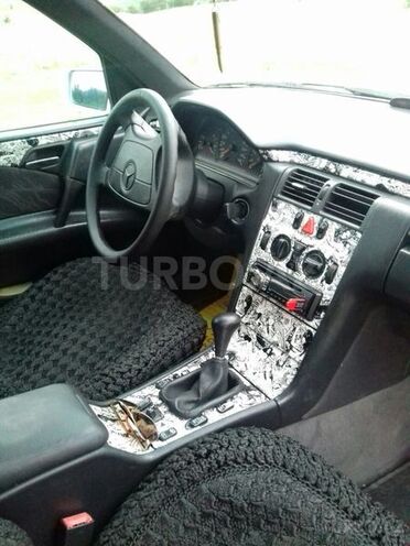 Mercedes E 240 1998, 355,000 km - 2.4 l - Qusar
