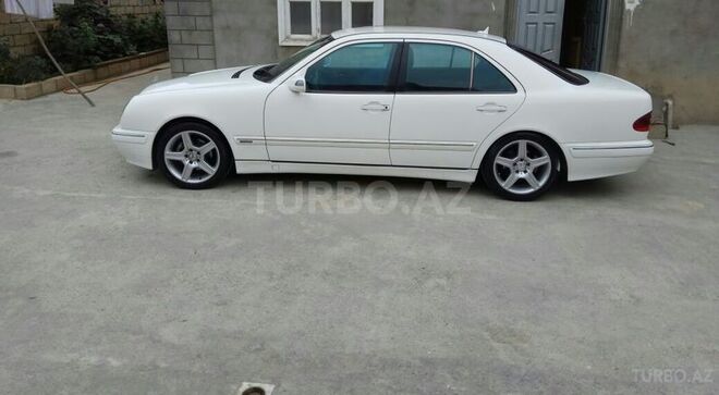 Mercedes E 220 2000, 318,000 km - 2.2 l - Quba