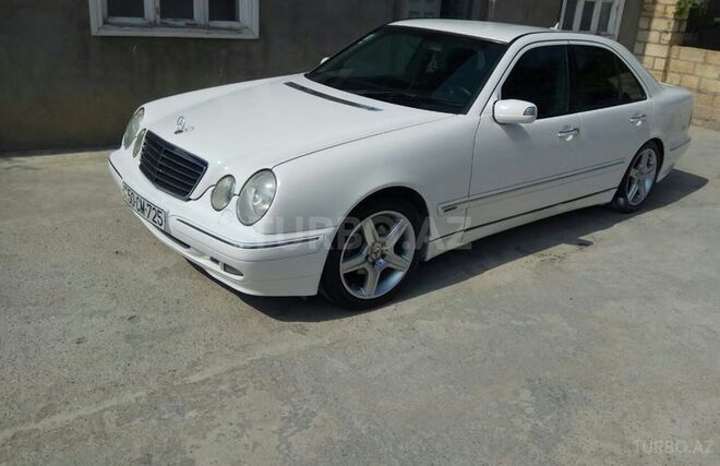 Mercedes E 220 2000, 318,000 km - 2.2 l - Quba