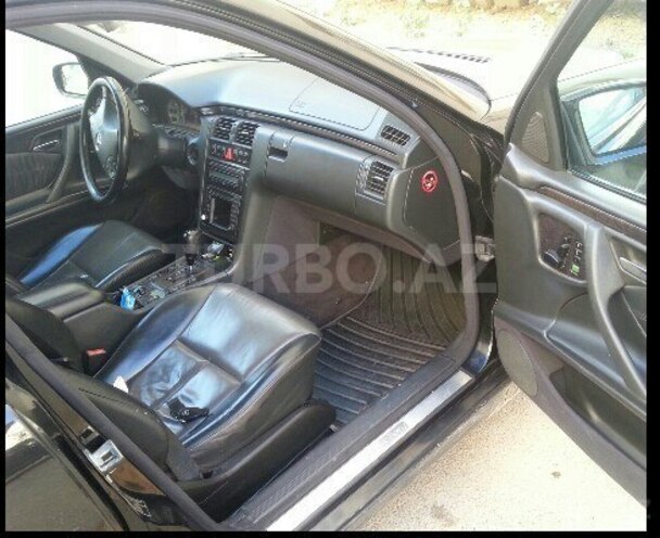 Mercedes E 220 2001, 205,000 km - 2.2 l - Bakı