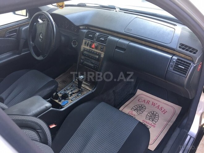 Mercedes E 240 1999, 302,000 km - 2.4 l - Bakı