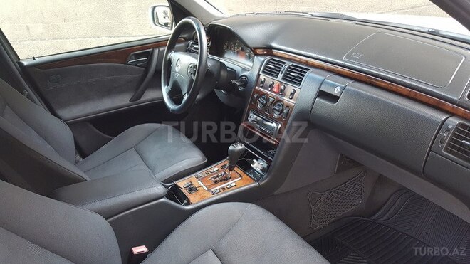 Mercedes E 220 1999, 310,000 km - 2.2 l - Bakı