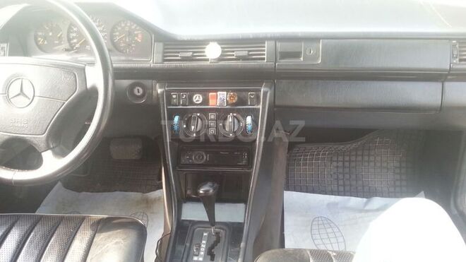 Mercedes E 220 1993, 340,482 km - 2.2 l - Qusar