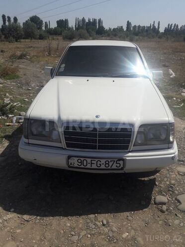 Mercedes E 220 1993, 340,482 km - 2.2 l - Qusar