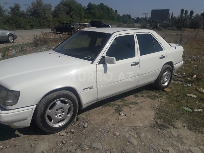 Mercedes E 220 1993, 340,482 km - 2.2 l - Qusar