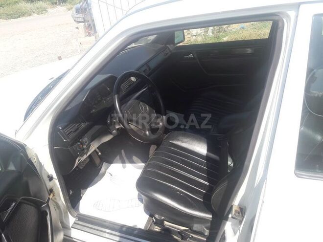 Mercedes E 220 1993, 340,482 km - 2.2 l - Qusar