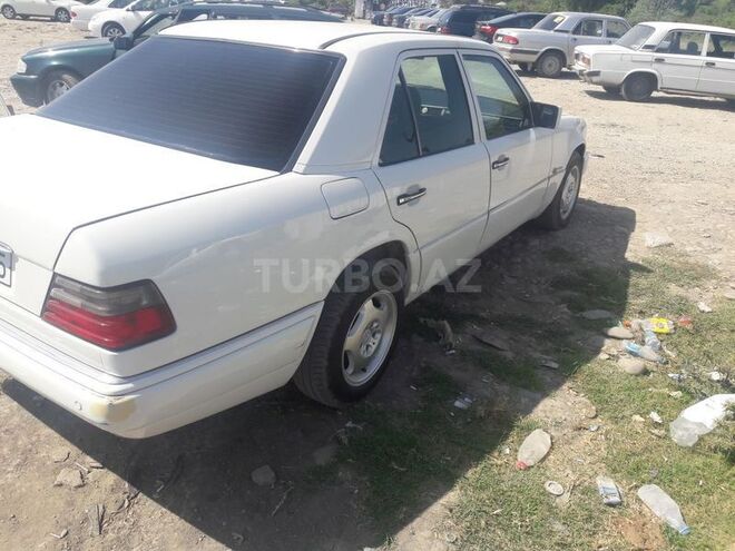 Mercedes E 220 1993, 340,482 km - 2.2 l - Qusar