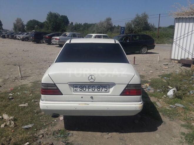 Mercedes E 220 1993, 340,482 km - 2.2 l - Qusar