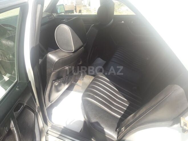 Mercedes E 220 1993, 340,482 km - 2.2 l - Qusar