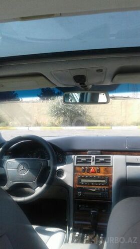 Mercedes E 240 1999, 290,000 km - 2.4 l - Sumqayıt