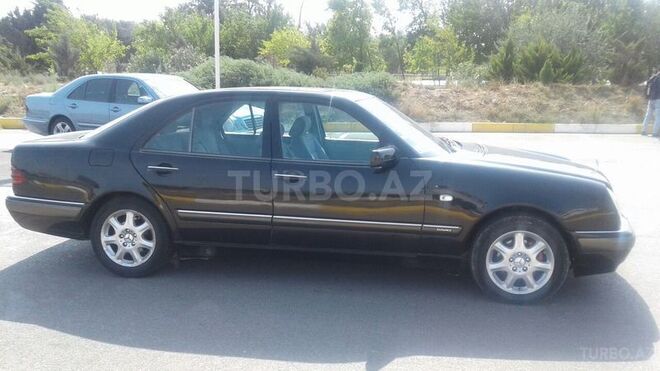 Mercedes E 240 1999, 290,000 km - 2.4 l - Sumqayıt