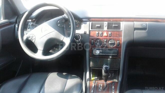 Mercedes E 220 2001, 303,000 km - 2.2 l - Xırdalan