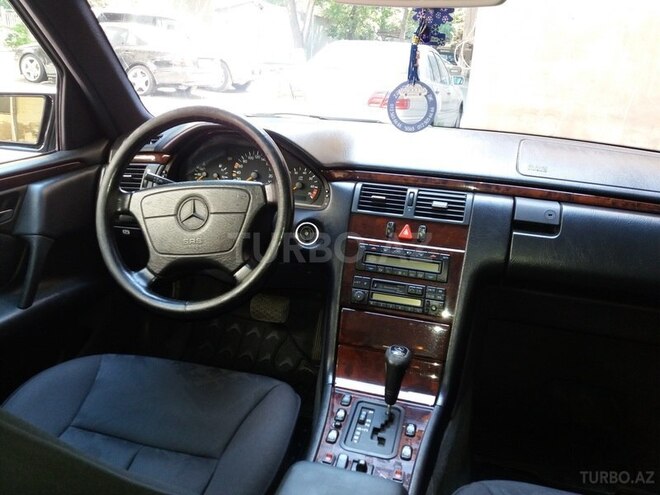 Mercedes E 230 1997, 221,300 km - 2.3 л - Bakı