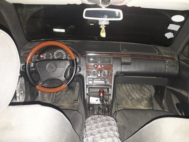 Mercedes E 220 1997, 293,240 km - 2.2 l - Bakı