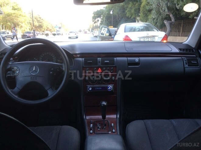 Mercedes E 220 2000, 237,000 km - 2.2 l - Bakı