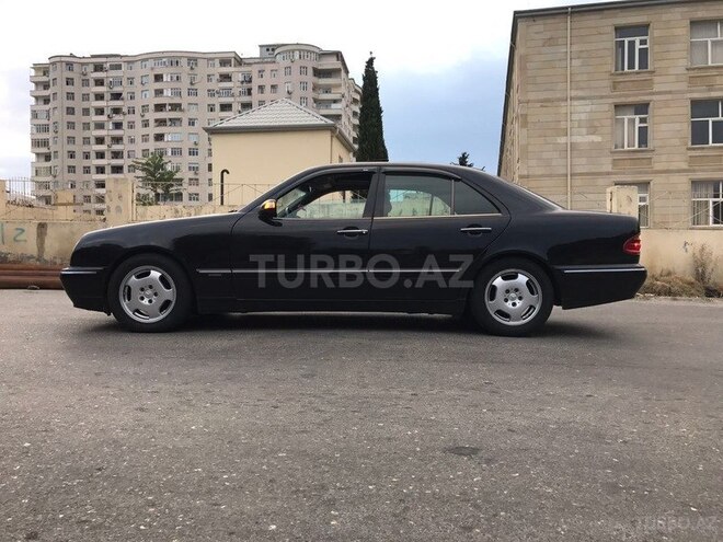 Mercedes E 220 2001, 327,000 km - 2.2 l - Bakı