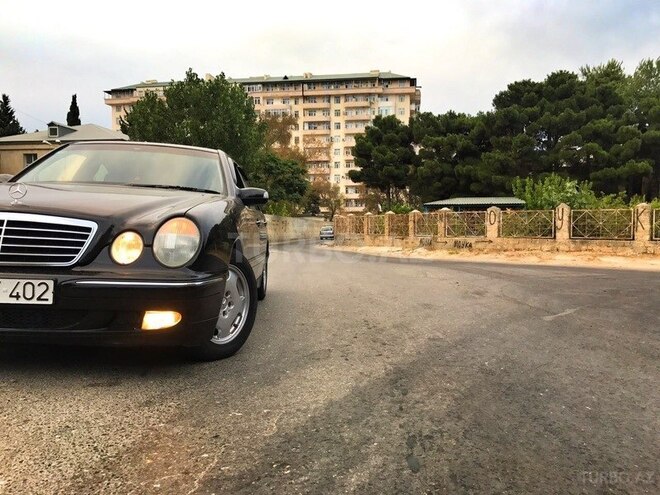Mercedes E 220 2001, 327,000 km - 2.2 l - Bakı