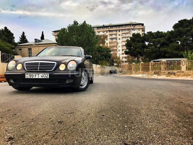 Mercedes E 220 2001, 327,000 km - 2.2 l - Bakı