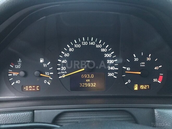 Mercedes E 220 2001, 327,000 km - 2.2 l - Bakı